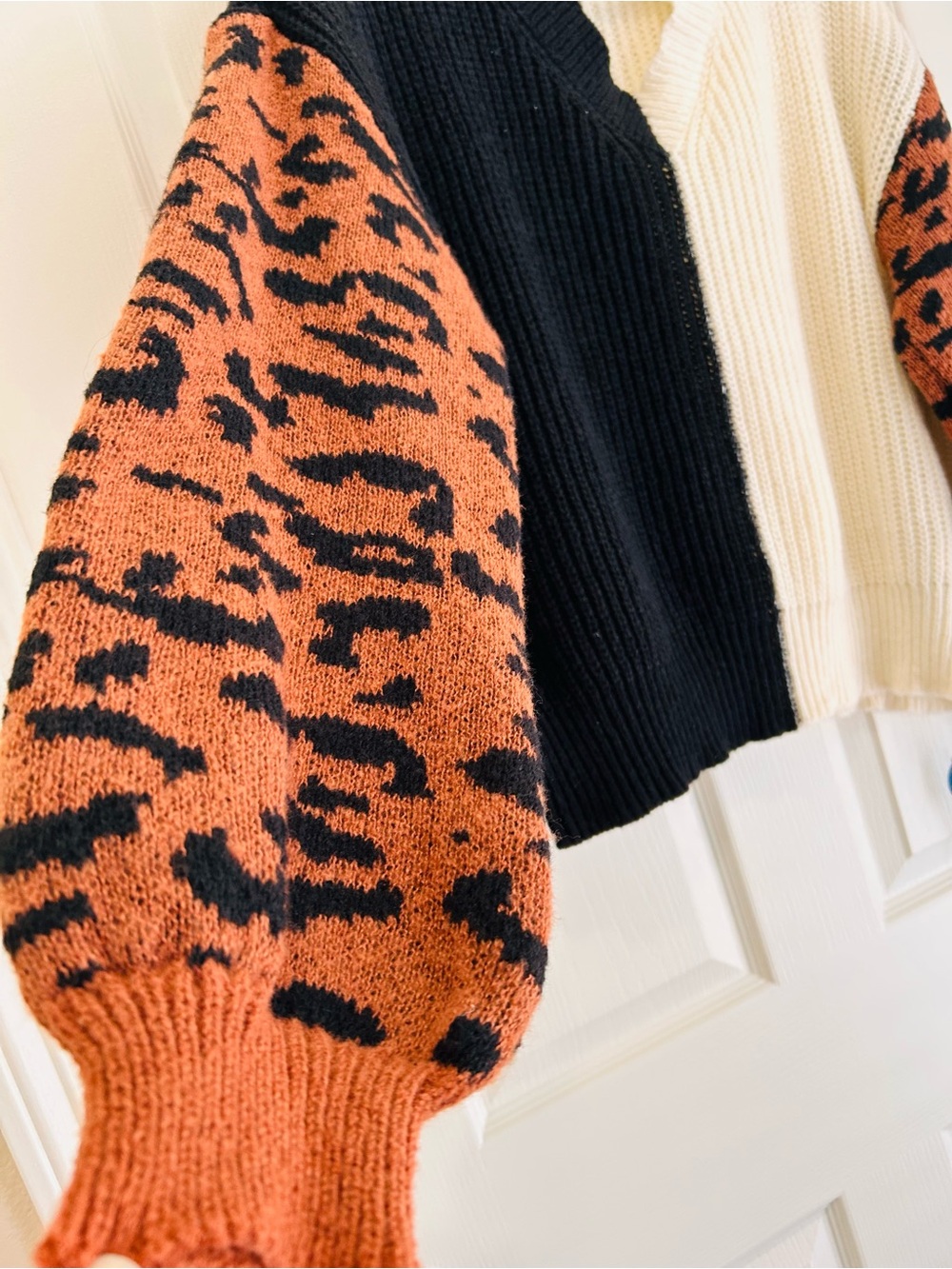 🐆 Cupshe Black & Cream V-Neck Sweater w/ Rust Leopard Sleeves 🐆 - Picture 3 of 7